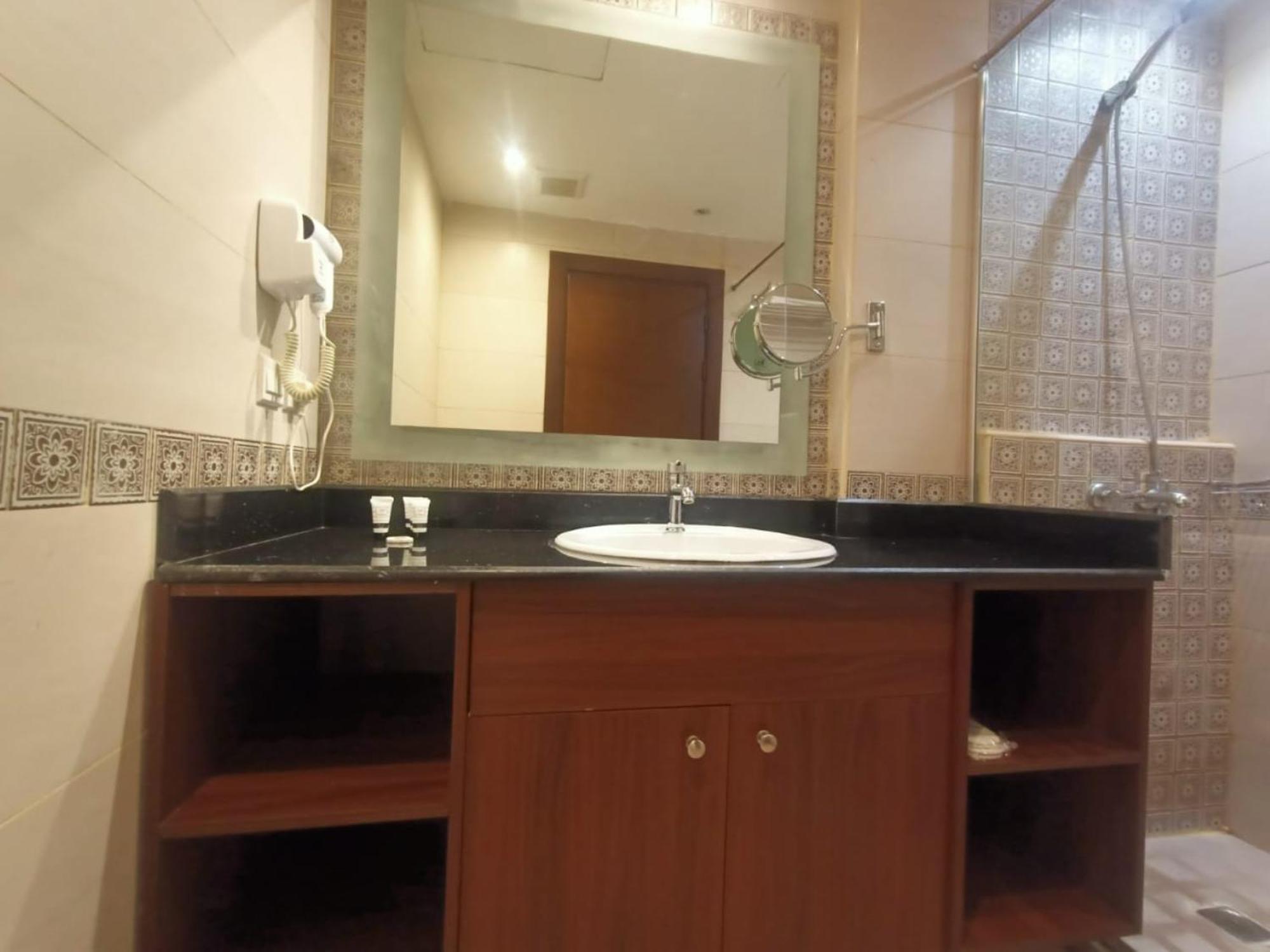 Отель Quiet Jeddah Al Hamra Экстерьер фото