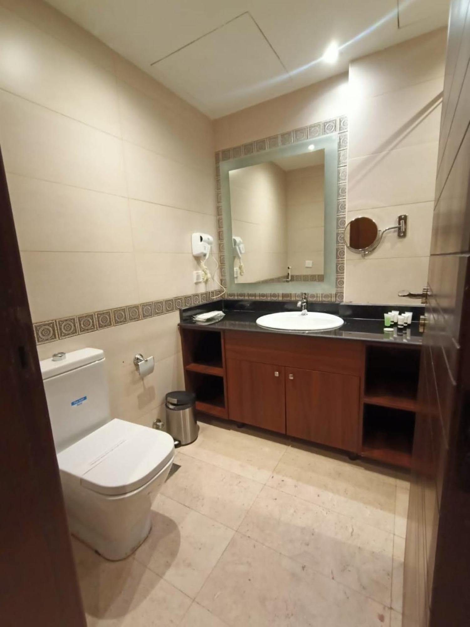 Отель Quiet Jeddah Al Hamra Экстерьер фото